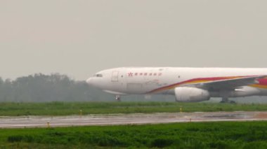 ALMATY, KAZAKHSTAN - 12 Mayıs 2024: Airbus A330, Hong Kong Air Cargo B-LNX Almaty havaalanında yağmurlu bir günde taksicilik. Takside geniş gövdeli bir kargo uçağı.