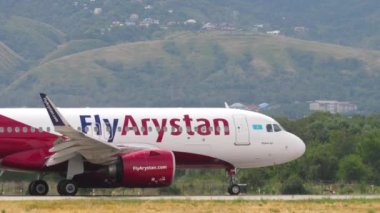 ALMATY, KAZAKHSTAN - 24 Haziran 2024: Yolcu uçağı Airbus A320, FlyArystan EI-KBT Almaty havaalanında taksicilik yapıyor. Uçak geliyor. Seyahat kavramı