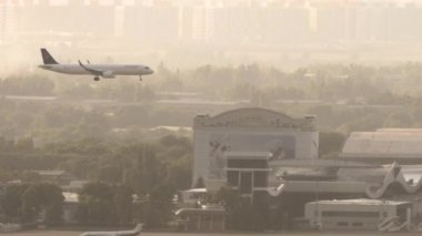 ALMATY, KAZAKHSTAN - 26 Temmuz 2024: Almaty Uluslararası Havaalanına iniş yapan Air Astana ticari uçağı, yan görüş