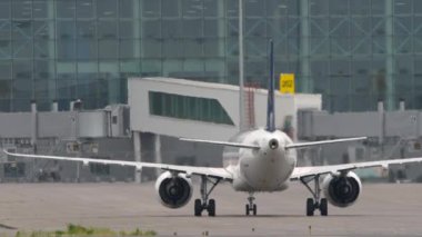 Uçak taksisi, arka görüntü. Yolcu uçağı geldi. Uçak pistinde ya da taksideki görüntüler. Beneklenme