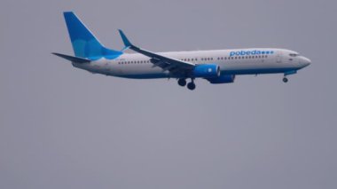 SOCHI, Rusya Federasyonu - 20 Kasım 2020: Pobeda Havayollarına ait Boeing 737 sefer sayılı yolcu uçağı Soçi 'ye inmektedir. Uçak uçuşu, yan görüş. Turizm ve seyahat kavramı