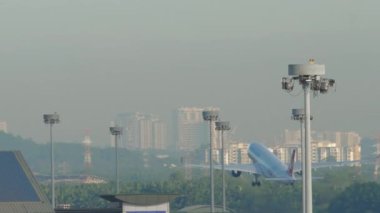 KUALA LUMPUR, MALAYSIA - 14 Ocak 2025: Türk Hava Yolları 'nın Airbus A350' si Malezya 'nın Kuala Lumpur Havalimanı' ndan havalandı. Seyahat kavramı