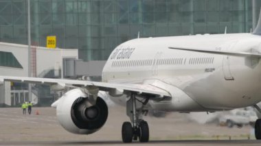 ALMATY, KAZAKHSTAN - 11 Mayıs 2024: Aircraft Airbus A321neo, EI-KGH Air Astana havaalanında taksicilik. Havaalanında yolcu uçağı var. Seyahat konsepti. Beneklenme