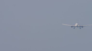 Uçak Phuket havaalanına iniyor. Jet uçağı yolcu uçağı geliyor. Turizm ve seyahat kavramı