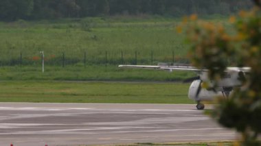 ALMATY, KAZAKHSTAN - 13 Mayıs 2024: Almaty havaalanındaki uçak pistinde. Turbopervane hava aracı, yan görüş. Seyahat kavramı