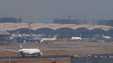 HONG KONG - 10 Kasım 2019: ağır uçak Boeing 777, Cathay Pacific havalimanı. Yolcu: Büyük uçak kalkışı. Uçak ayrılıyor.