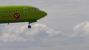 NOVOSIBIRSK, RUSSIAN FEDERATION - 15 Temmuz 2022: Tolmachevo Uluslararası Havaalanına inen S7 Airlines 'ın yan görüntüsü, Boeing 737, RA-73671. Yolcu uçağı geldi. Seyahat kavramı