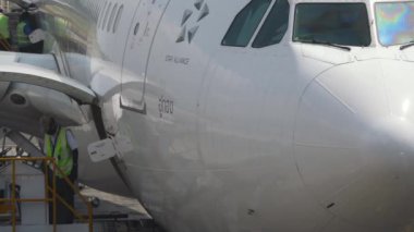 BANGKOK, THAILAND - 14 Kasım 2018: havaalanı yer ekibi iş başında. Teslimat ve boşaltma. Gemide yemek servisi.