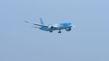 PHUKET, THAILAND - 28 HAZİRAN 2023: Boeing 787-9 Dreamliner, SE-RFZ TUI 'nin Nordic iniş yapan Phuket Havaalanı. Uçak uçuşu. Gökyüzünde bir uçak. Seyahat kavramı