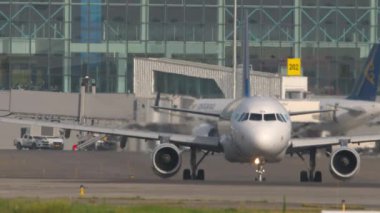 ALMATY, KAZAKHSTAN - 27 Haziran 2024: Sivil uçak Airbus A321, Air Astana EI-KDA Almaty Havaalanı, ön görüş. Seyahat kavramı