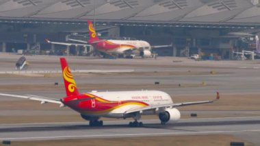 HONG KONG - 10 Kasım 2019: Airbus A350, Hong Kong Havaalanından kalkmak için B-LGC. Yolcu uçağı kalkıyor. Uçak kalkıyor. Seyahat kavramı