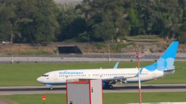 SOCHI, RUSSIA - 02 Ağustos 2022: Boeing 737, RA-73226 Pobeda indikten sonra fren yapıyor. Yolcu uçağı geliyor, spikerler yukarı.
