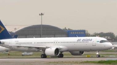 ALMATY, KAZAKHSTAN - 11 Mayıs 2024: Aircraft Airbus A321, Air Astana 'dan EI-KGK Almaty havaalanında taksicilik yapıyor. Havaalanında yolcu uçağı var. Seyahat konsepti. Beneklenme