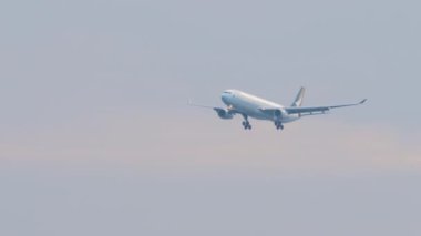 PHUKET, THAILAND - 17 HAZİRAN 2025: Airplane Airbus A330, B-HLR Cathay Pacific Phuket havaalanına inişe yaklaşıyor, uzun mesafe, yan görüş. Seyahat kavramı