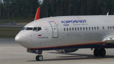 MOSCOW, Rusya Federasyonu - 31 Temmuz 2021: Sheremetyevo havaalanında taksicilik yapan Aeroflot 'tan Boeing 737, yan görüş. Kurul adı V.Kandinsky