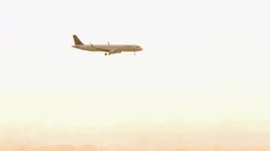 ALMATY, KAZAKHSTAN - 26 Temmuz 2024: Hava Astana uçağı gün batımında Almaty Uluslararası Havaalanına indi