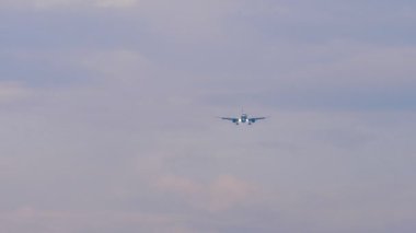 Tanımlanamayan bir üniforması olan ticari bir uçak iniş yapmak üzere.