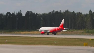 MOSCOW, Rusya Federasyonu - 31 Temmuz 2021: Plane Sukhoi Superjet 100, RA-89116 Rossiya iniş sonrası fren yapıyor, yan görüş. Yolcu uçağı pistte. Avia trafiği. Seyahat kavramı