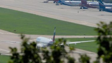 SOCHI, RUSSIA - 27 AĞUSTOS 2022: Airbus A350, RA-73151 Aeroflot kalkış, arka görüş. Yolcu uçağının kalkış görüntüleri. Uçak kalkıyor.