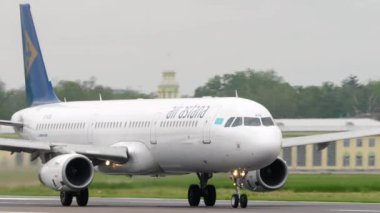 ALMATY, KAZAKHSTAN - 12 Mayıs 2024: Airbus A321, Air Astana 'dan EI-KDA, Almaty havaalanından kalkış, yan görüş. Seyahat kavramı