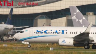 ALMATY, KAZAKHSTAN - 27 Haziran 2024: Orta çekim, Boeing 737 Almaty havaalanında taksicilik. Seyahat konsepti. SCAT Havayolları Kazakistan 'ın en büyük havayollarından biridir.