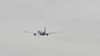 Yolcu jet uçağı havalanıyor, uzun menzilli, dikiz manzaralı. Uçaklar uçup gider. Seyahat kavramı