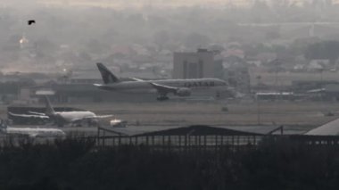 ALMATY, KAZAKHSTAN - 26 Haziran 2024: Katar 'a iniş yapan Kargo Boeing 777, yan görüş. Geniş gövdeli uçak alçalıyor.