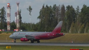 MOSCOW, Rusya Federasyonu - 31 Temmuz 2021: Uçak Sukhoi Superjet 100, SA-89110 Rossiya iniş sonrası fren yapıyor, yan görüş. Yolcu uçağı geliyor. Spoiler hazır.