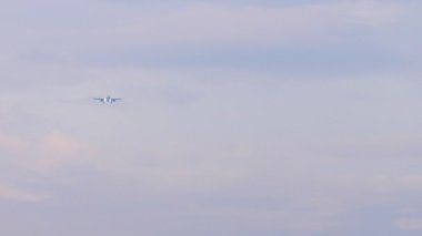 Jet yolcu uçağı iniş yapmak üzere. Bir uçak yaklaşıyor. Uçak uçuyor.