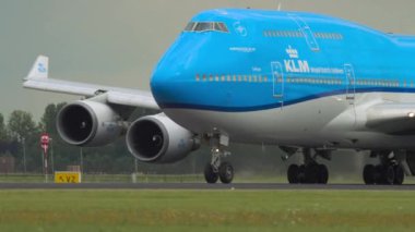 AMSTERDAM, NETHERLANDS - 24 Temmuz 2017: KLM 'nin Boeing 747 uçağı Amsterdam, Schiphol Havaalanı' ndan havalandı. Jumbo jet kalkışı