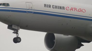 FRANKFURT AM MAIN, ALMANY - 20 Temmuz 2017: Widebody Boeing 777, B-2095 Air China Cargo 'nun Frankfurt Havaalanı' na inişi