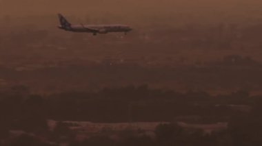 ALMATY, KAZAKHSTAN - 26 Haziran 2024: Boeing 737 SCAT Airlines 'ın görüntüleri iniyor. Uçak uçuyor, yan görüş, uzak çekim.