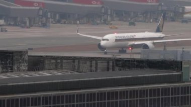 HONG KONG - 26 HAZİRAN 2025 Singapur Havayolları 'nın A350 sefer sayılı yolcu uçağı Chek Kap Kok Havaalanı, Hong Kong, yan görüş