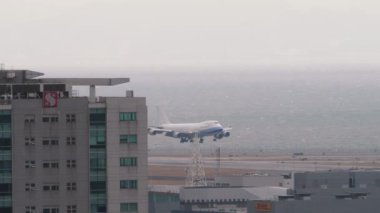 HONG KONG - 26 Ocak 2025: ağır uçak Boeing 747, Asiana Kargo uçağı Chek Kap Kok havaalanına indi, Hong Kong, yan görüş. Jumbo jet geliyor..