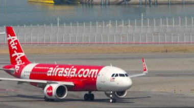 HONG KONG - 10 Kasım 2019: Airbus A320, AirAsia 9M-RAM Hong Kong havaalanındaki piste iniyor. Yolcu uçağı kalkışa hazır. Uçuş kalkışı.