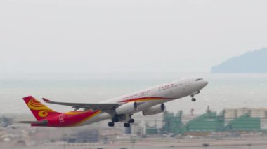 HONG KONG - 26 Ocak 2025: Airbus A330-343, Hong Kong Havayolları B-LHG Chek Kap Kok Havaalanı, Hong Kong. Uçak kalkıyor. Seyahat konsepti. Beneklenme
