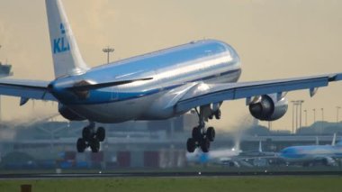 AMSTERDAM, NETHERLANDS - 25 Temmuz 2017 KLM Havayolları iniş yapıyor, piste dokunuyor, Schiphol Havaalanı, Amsterdam.