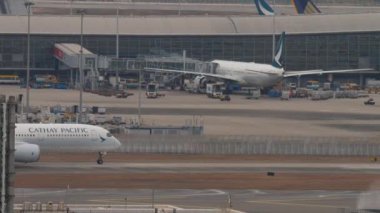 HONG KONG - 26 Ocak 2025: Airbus A350, Cathay Pacific B-LRP Chek Kap Kok havaalanı, Hong Kong, yan görüş. - Uçak taksideydi. Seyahat kavramı