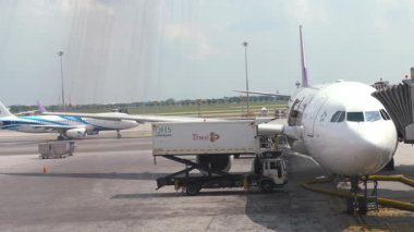 BANGKOK, THAILAND - 14 Kasım 2018: Tayland Havayolları uçağı, Bangkok havaalanının terminal penceresinden görüş. Arka planda Bangkok Havayolları uçağı var.