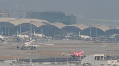 HONG KONG - 10 Kasım 2019: Airbus A320, AirAsia 9M-RAM Hong Kong havaalanından kalkış. Yolcu uçağı kalkıyor. Seyahat kavramı
