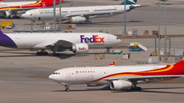 HONG KONG - 28 Ocak 2025: Airbus A330-243F, B-LNY Hong Kong Havaalanı, Chek Kap Kok havaalanı, yan görüş pistine taksicilik