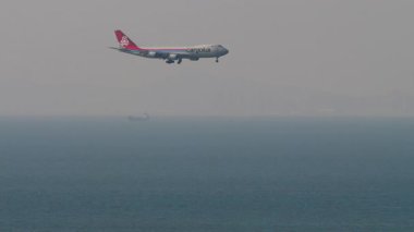 HONG KONG - 28 Ocak 2025: Jumbo jet Boeing 747, Cargolux 'lu LX-VCJ Hong Kong havaalanına iniş yapmak üzere.