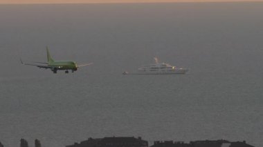 SOCHI, RUSSIA - 27 AĞUSTOS 2022: Boeing 737, S7 Havayolları 'ndan RA-73667 uçağı Sochi havaalanına indi, günbatımı. Turizm ve seyahat kavramı