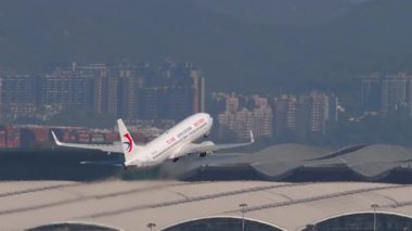 HONG KONG - 28 Ocak 2025: Boeing 737, B-6149 Çin Doğu Havayolları Chek Kap Kok havaalanı, Hong Kong, yan görüş