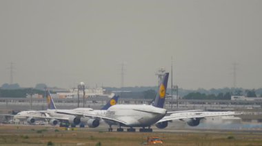 FRANKFURT AM MAIN, GERMANY - 20 Temmuz 2017: Lufthansa Havaalanı 'ndan kalkan Lufthansa Airbus A380. Yolcu: Büyük uçak havalandı, yan görüş