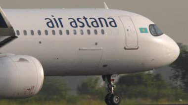 ALMATY, KAZAKHSTAN - 27 HAZİRAN 2024: Airbus A321, Air Astana 'dan EI-KGC Almaty Havaalanı' ndan kalkıyor, yan görüş. Yolcu uçağı kalkıyor.