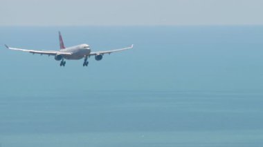 SOCHI, RUSSIA - 27 Ağustos 2022: Aircraft Airbus A330, RA-73328 Nordwind Airlines inişe yaklaşıyor. Uçak iniyor. Uçak uçuşu, ön manzara.