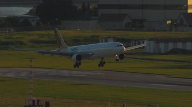 SOCHI, RUSSIA - 27 AĞUSTOS 2022: Airbus A330, RA-73684 iFly iniş yaptı ve Sochi havaalanına iniş yaptı. Uçak geliyor. Turizm ve seyahat kavramı