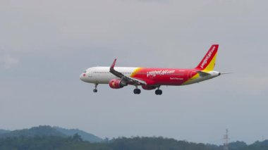 KUALA LUMPUR, MALAYSIA - 12 Ocak 2025: Uçak Airbus A321, VN-A637 VietJet Air Kuala Lumpur Uluslararası Havalimanı 'na iniyor. Uçak geliyor.