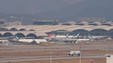 HONG KONG - 29 Ocak 2025: Vuruldu, Airbus A321, Hong Kong Uluslararası Havaalanı Chek Kap Kok 'tan B-KA uçağı kalkıyor. Uçak kalkıyor. Terminal yakınlarında kürek düzlemleri
